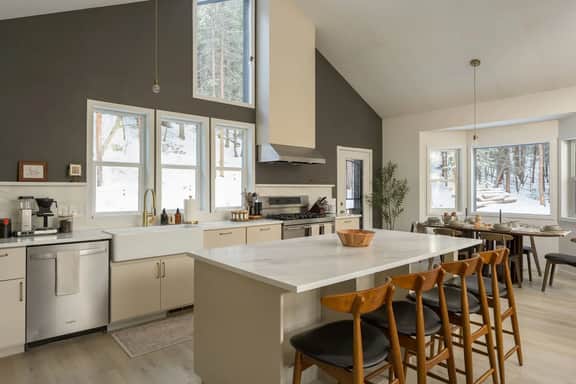 Mtn Chalet | Cedar Hot Tub | 2 Kings | Starlink - Image 5
